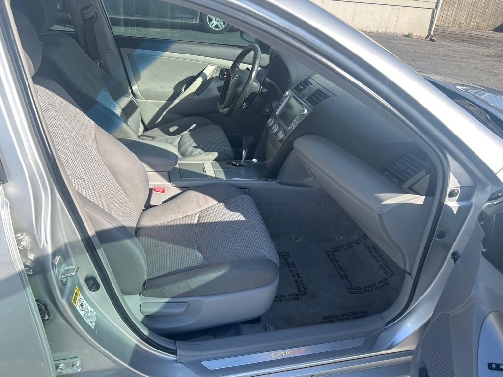 Toyota Camry SE 6-Spd MT 2011