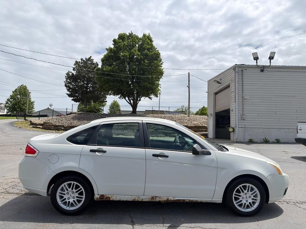 Ford Focus SE Sedan 2011