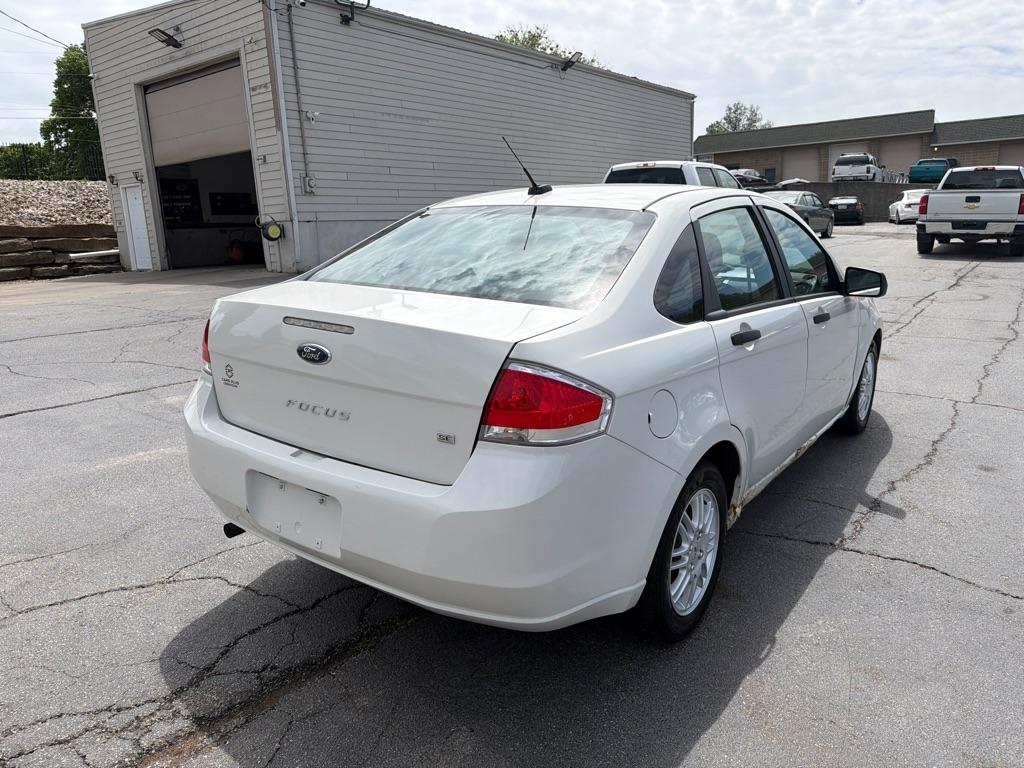 Ford Focus SE Sedan 2011