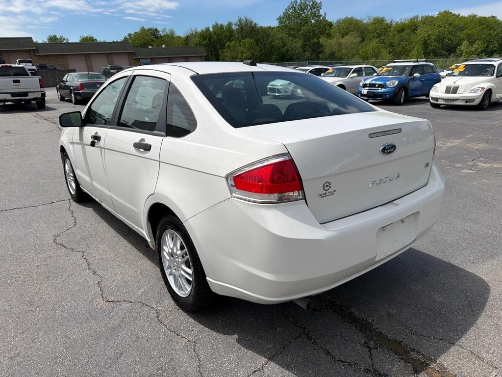 Ford Focus SE Sedan 2011
