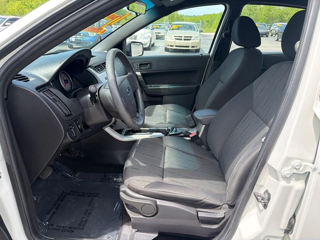 Ford Focus SE Sedan 2011