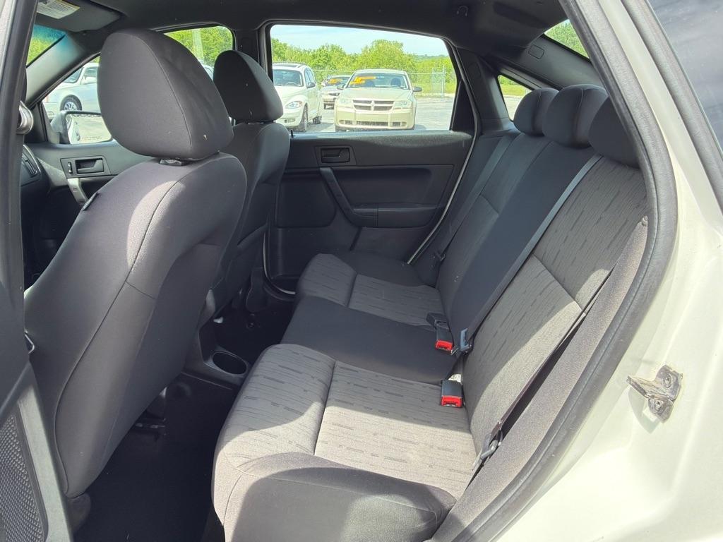 Ford Focus SE Sedan 2011