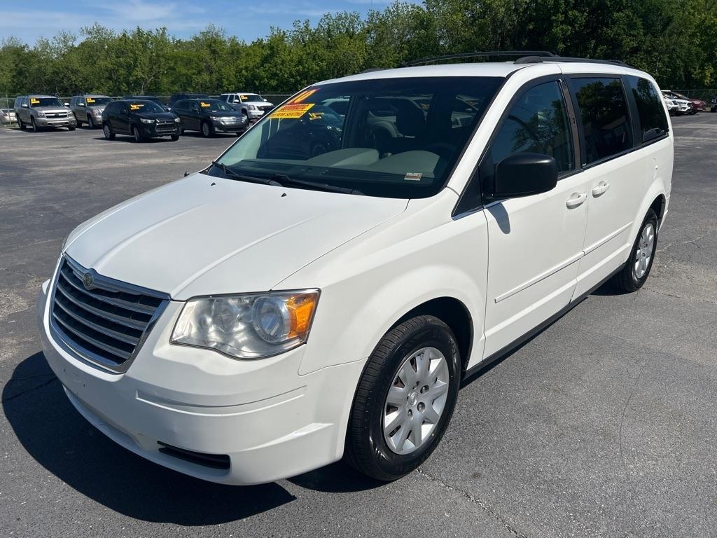Chrysler Town & Country LX 2010