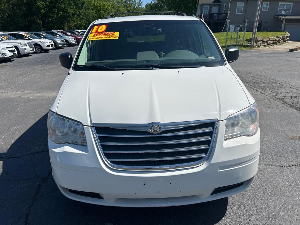 Chrysler Town & Country LX 2010