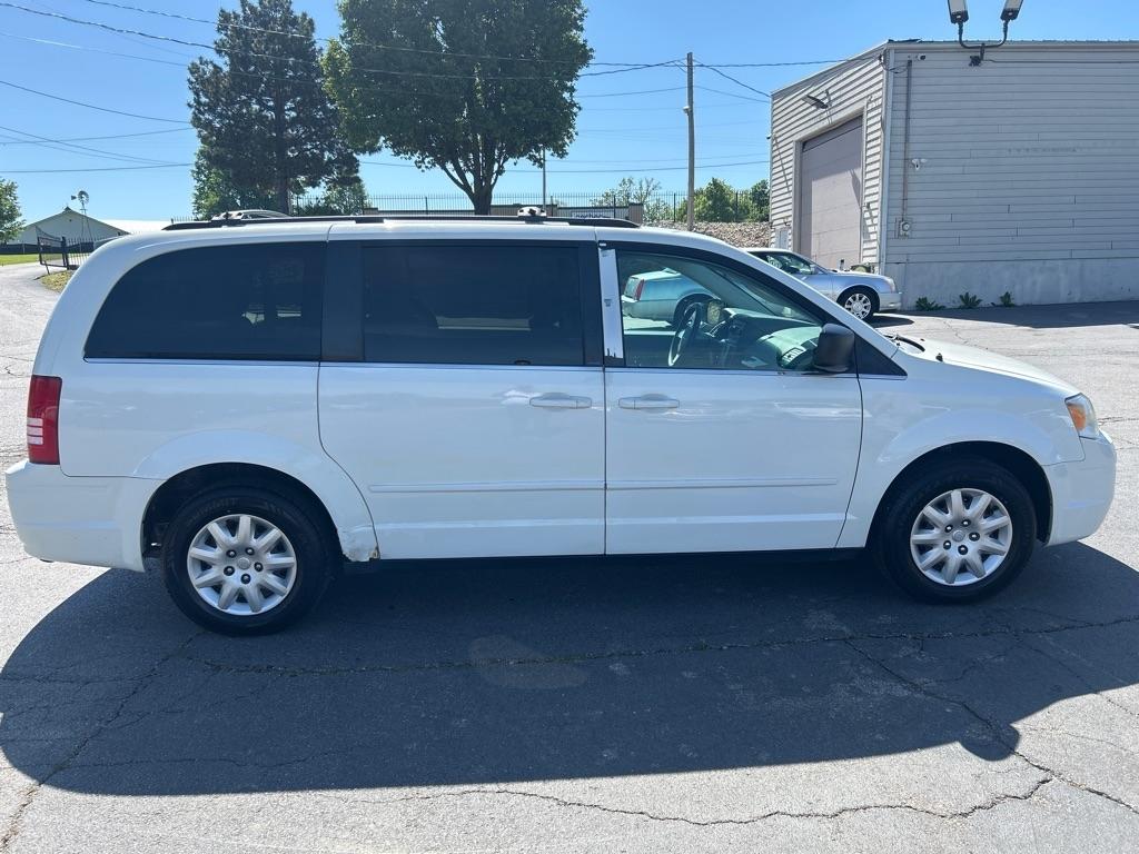 Chrysler Town & Country LX 2010