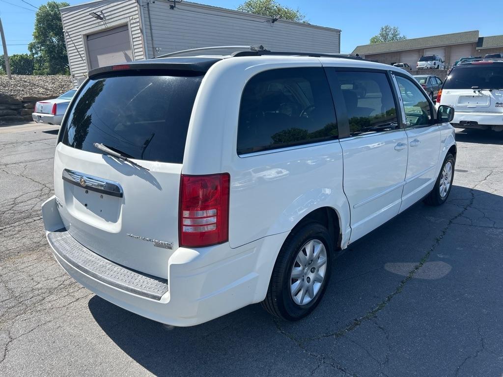 Chrysler Town & Country LX 2010
