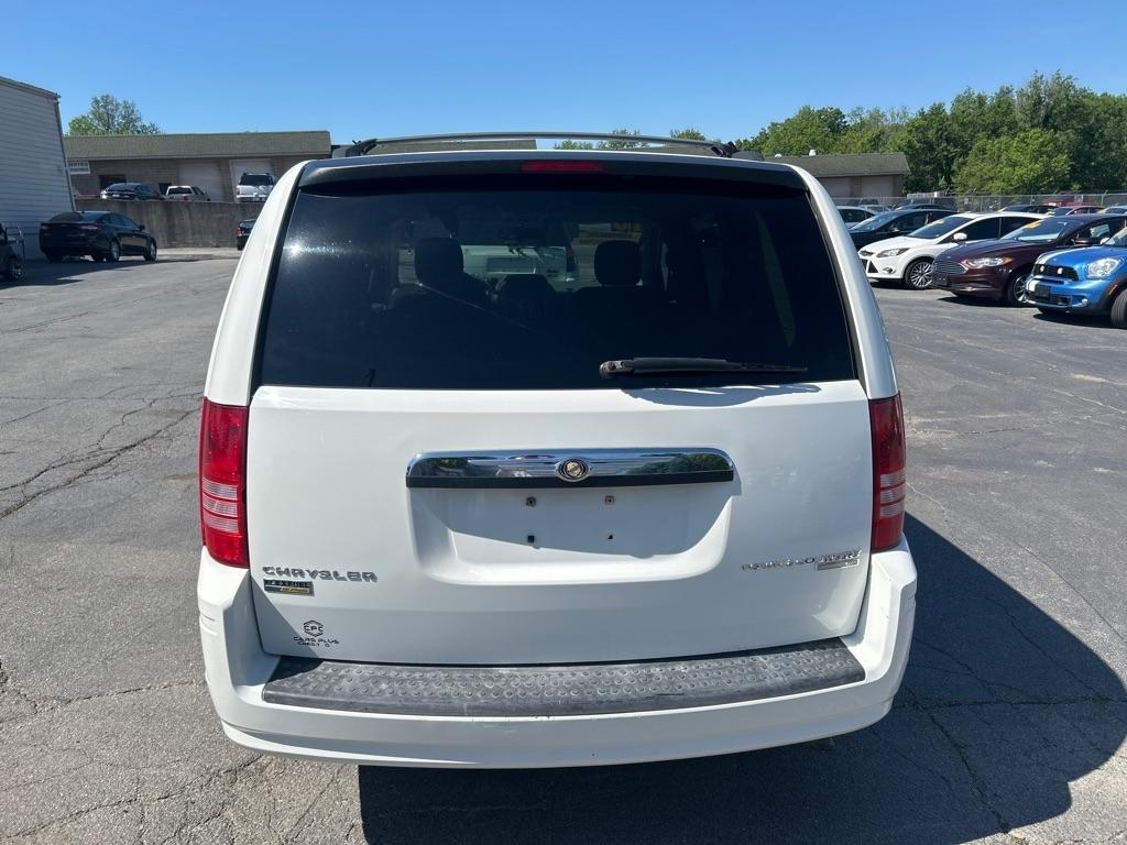 Chrysler Town & Country LX 2010