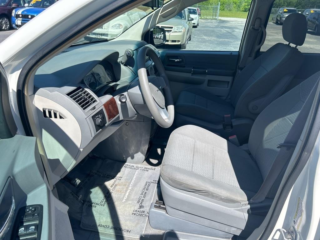 Chrysler Town & Country LX 2010