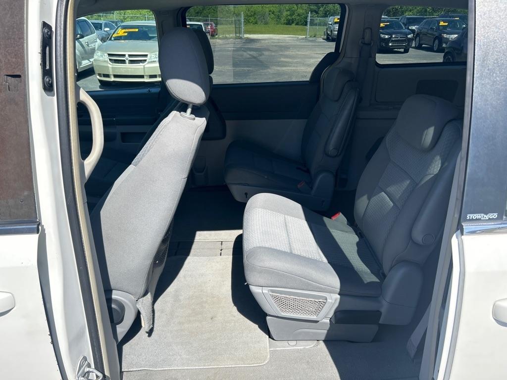 Chrysler Town & Country LX 2010
