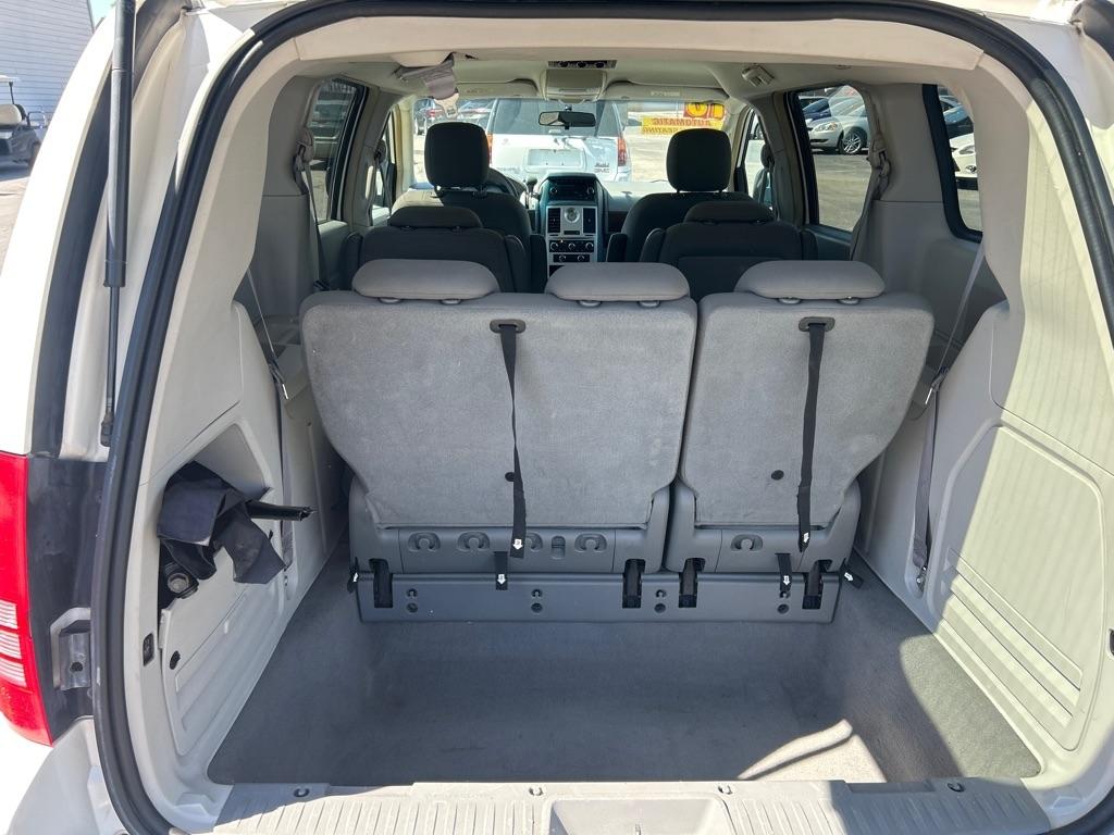 Chrysler Town & Country LX 2010