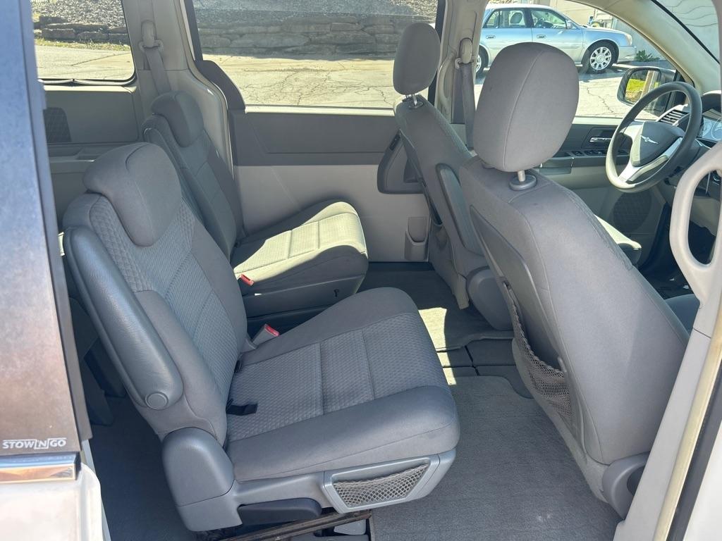 Chrysler Town & Country LX 2010