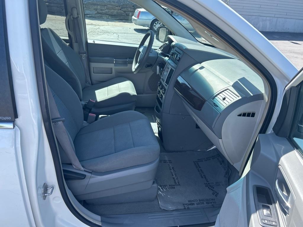Chrysler Town & Country LX 2010