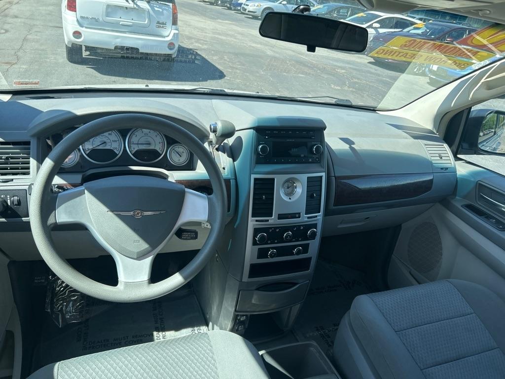 Chrysler Town & Country LX 2010