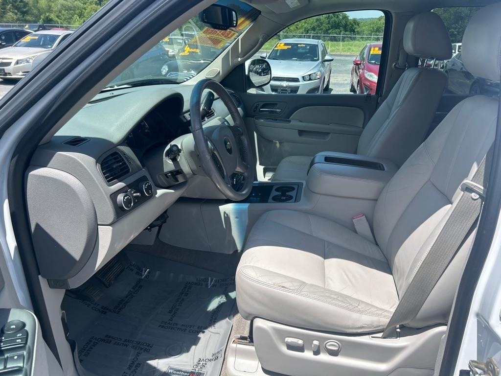 Chevrolet Suburban LT 1500 4WD 2011