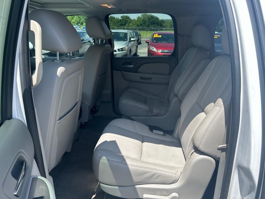 Chevrolet Suburban LT 1500 4WD 2011