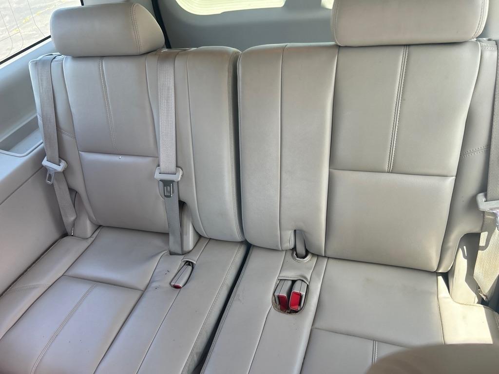 Chevrolet Suburban LT 1500 4WD 2011