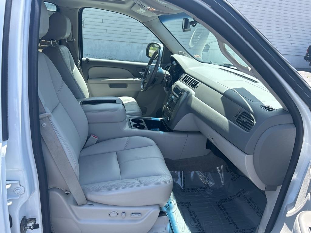 Chevrolet Suburban LT 1500 4WD 2011