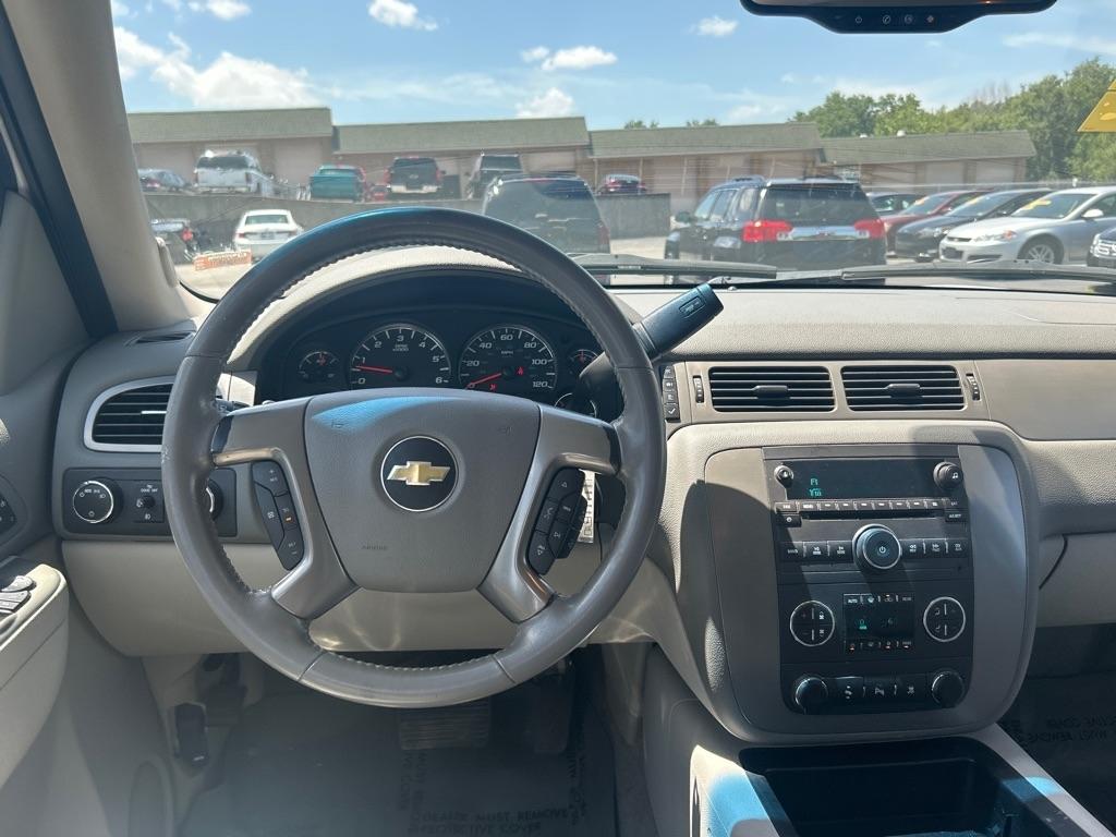 Chevrolet Suburban LT 1500 4WD 2011
