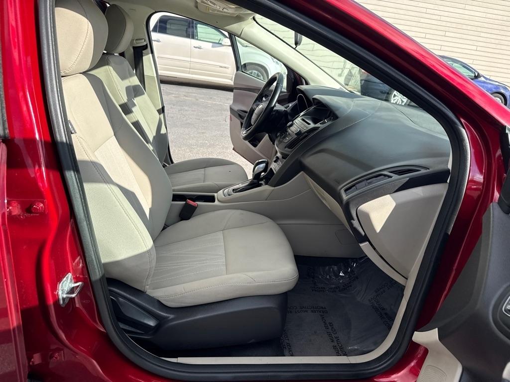 Ford Focus SE Sedan 2016