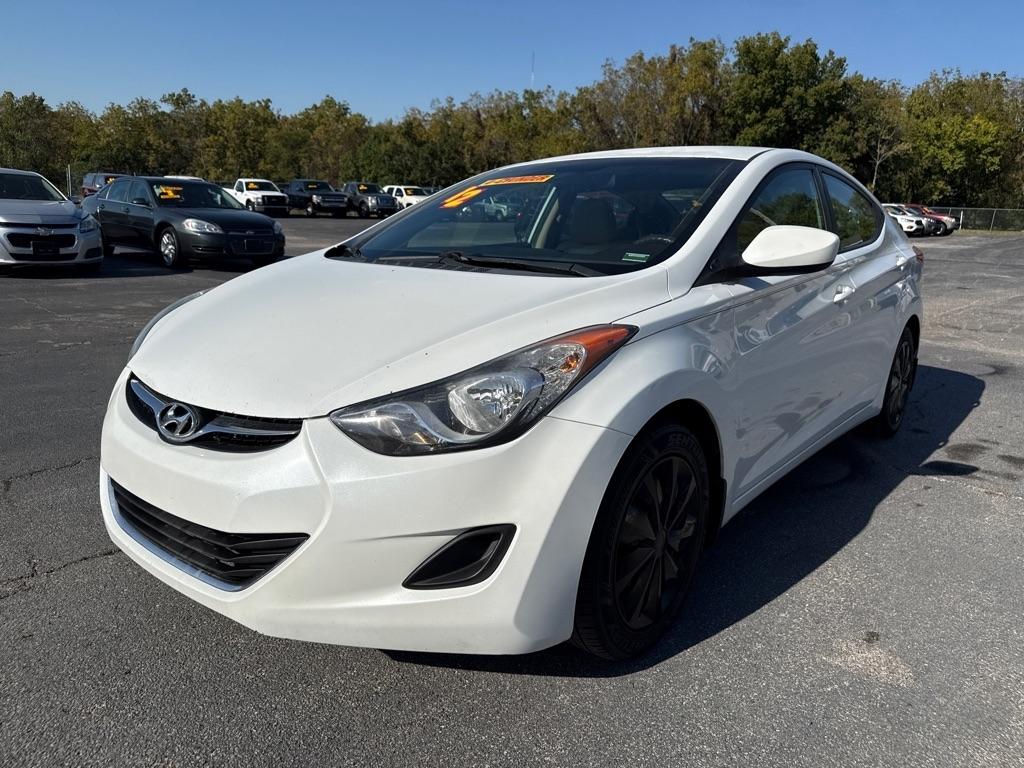 Hyundai Elantra photo 2