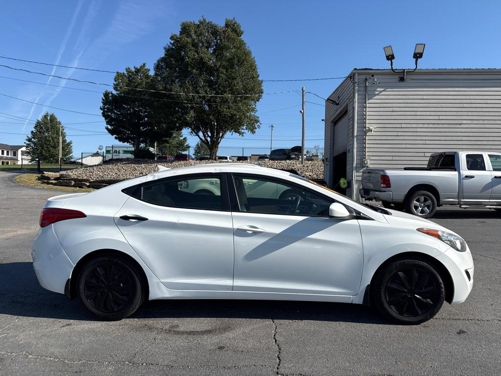Hyundai Elantra photo 5