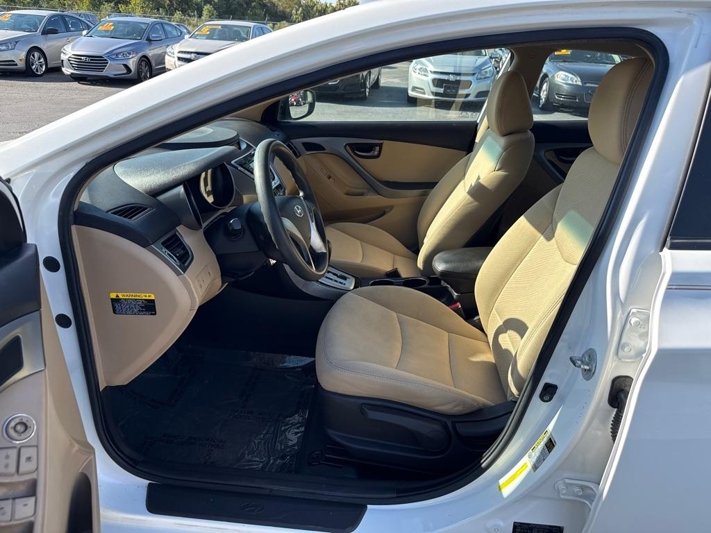 Hyundai Elantra photo 9