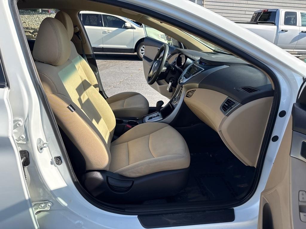 Hyundai Elantra photo 12