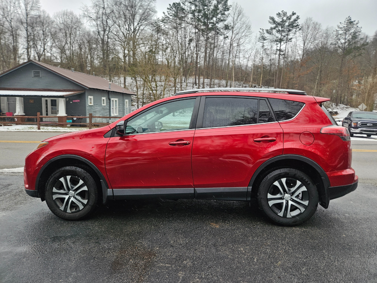 Toyota RAV4 LE AWD 2017
