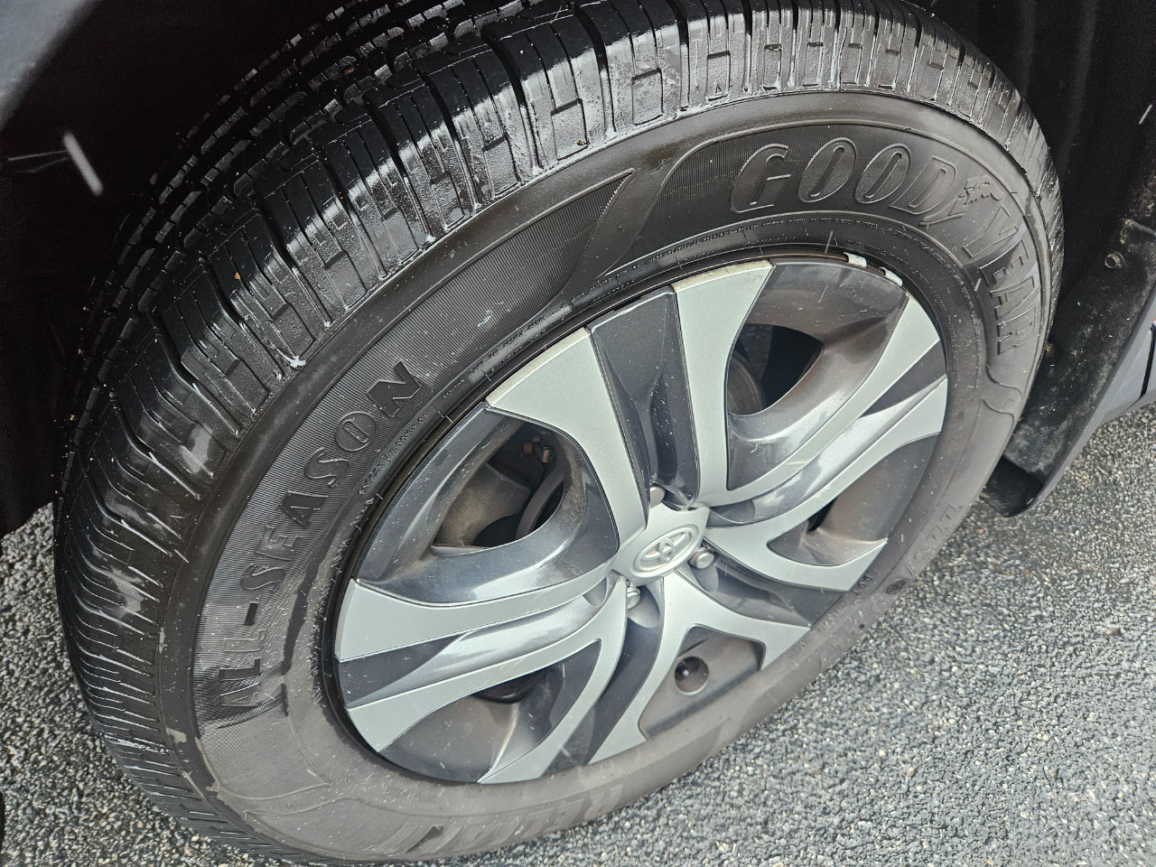 Toyota RAV4 LE AWD 2017