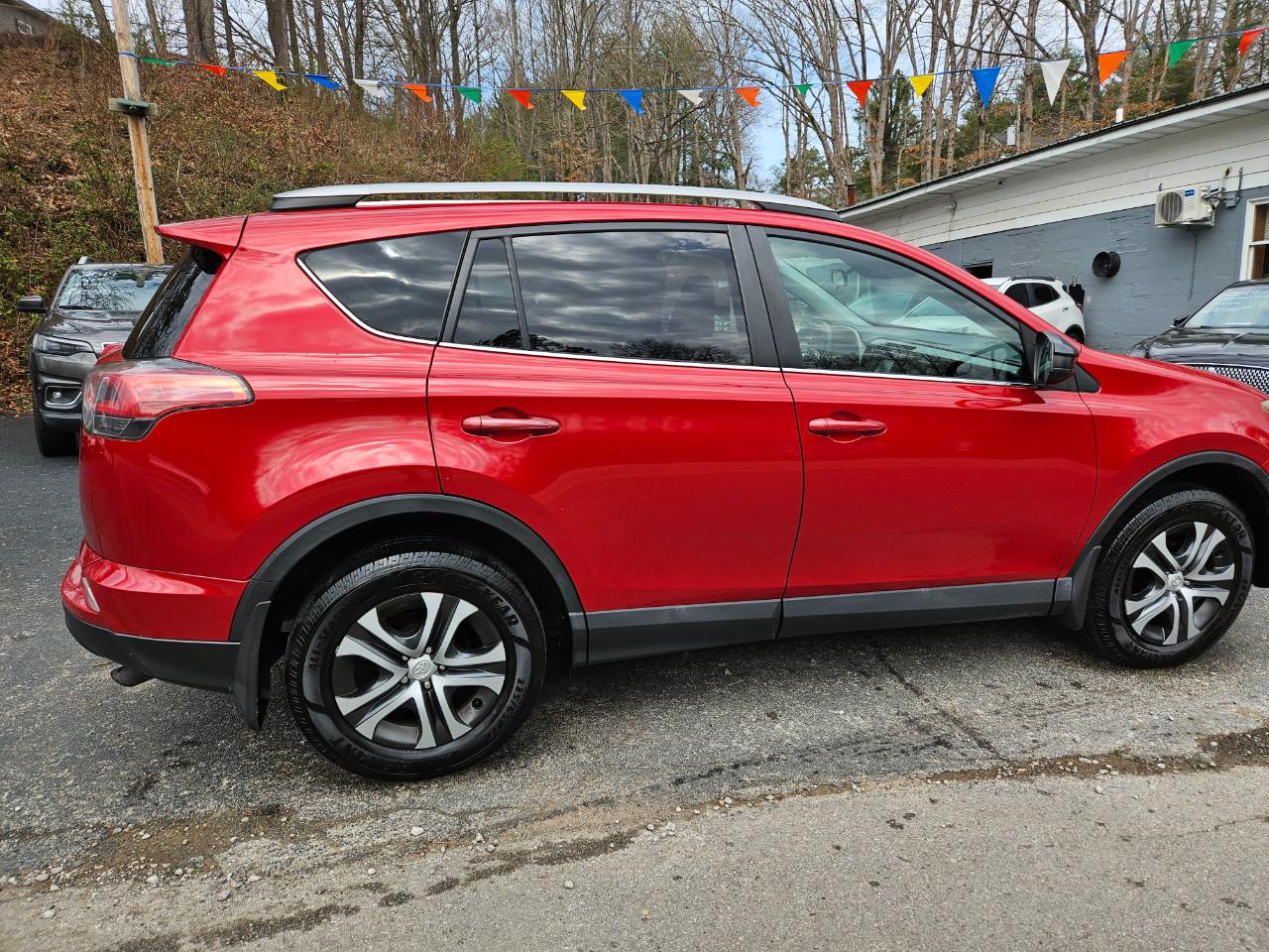 Toyota RAV4 LE AWD 2017