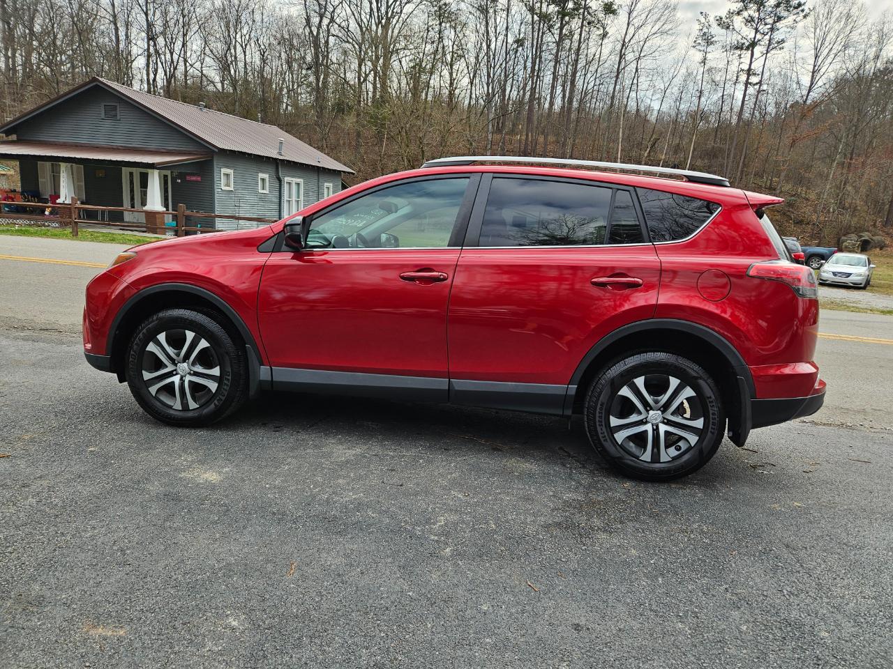Toyota RAV4 LE AWD 2017