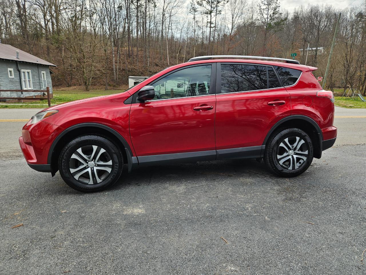 Toyota RAV4 LE AWD 2017