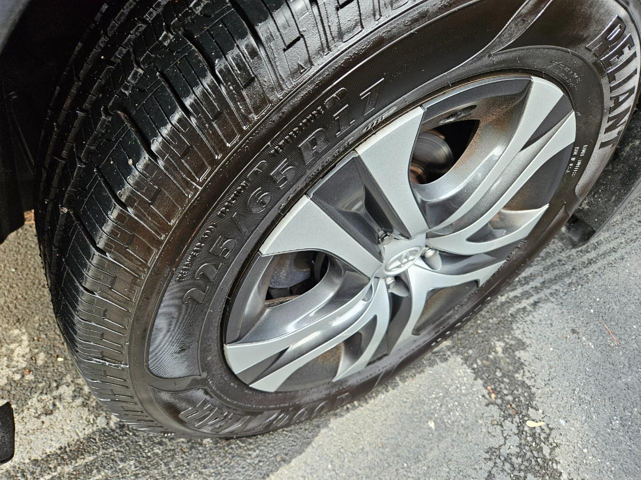 Toyota RAV4 LE AWD 2017