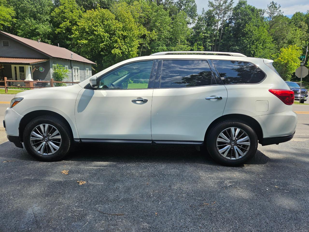 Nissan Pathfinder SL 2WD 2019