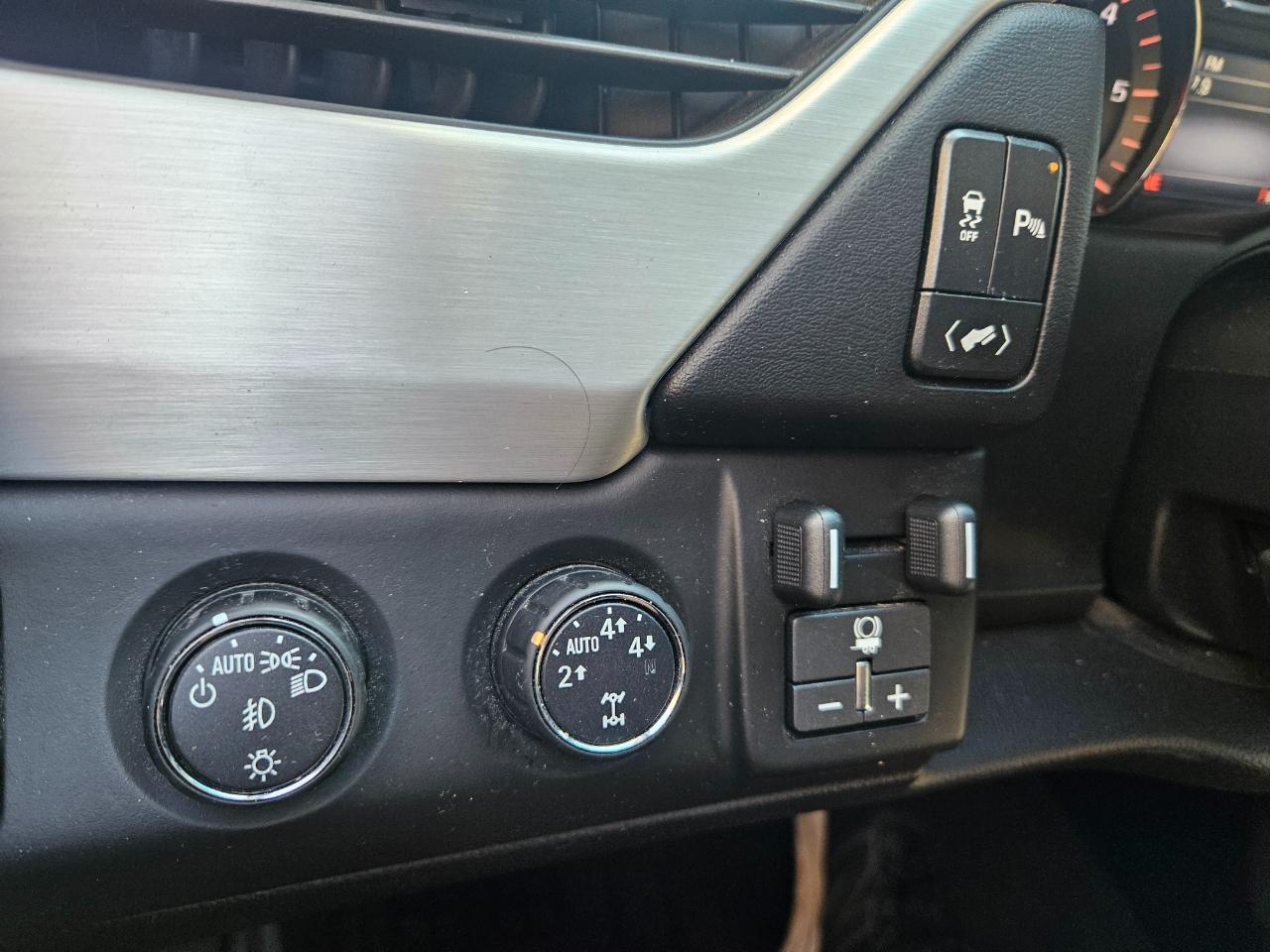 GMC Yukon XL SLE 1/2 Ton 4WD 2015
