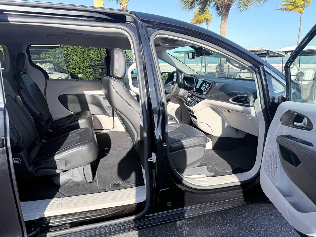 Chrysler Pacifica Touring L FWD 2024