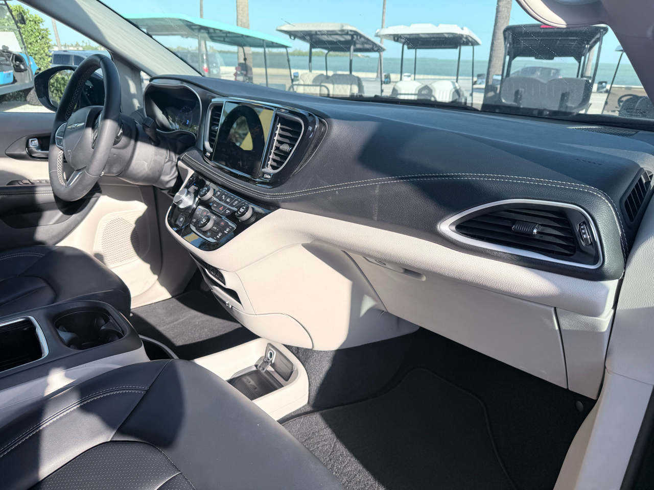 Chrysler Pacifica Touring L FWD 2024