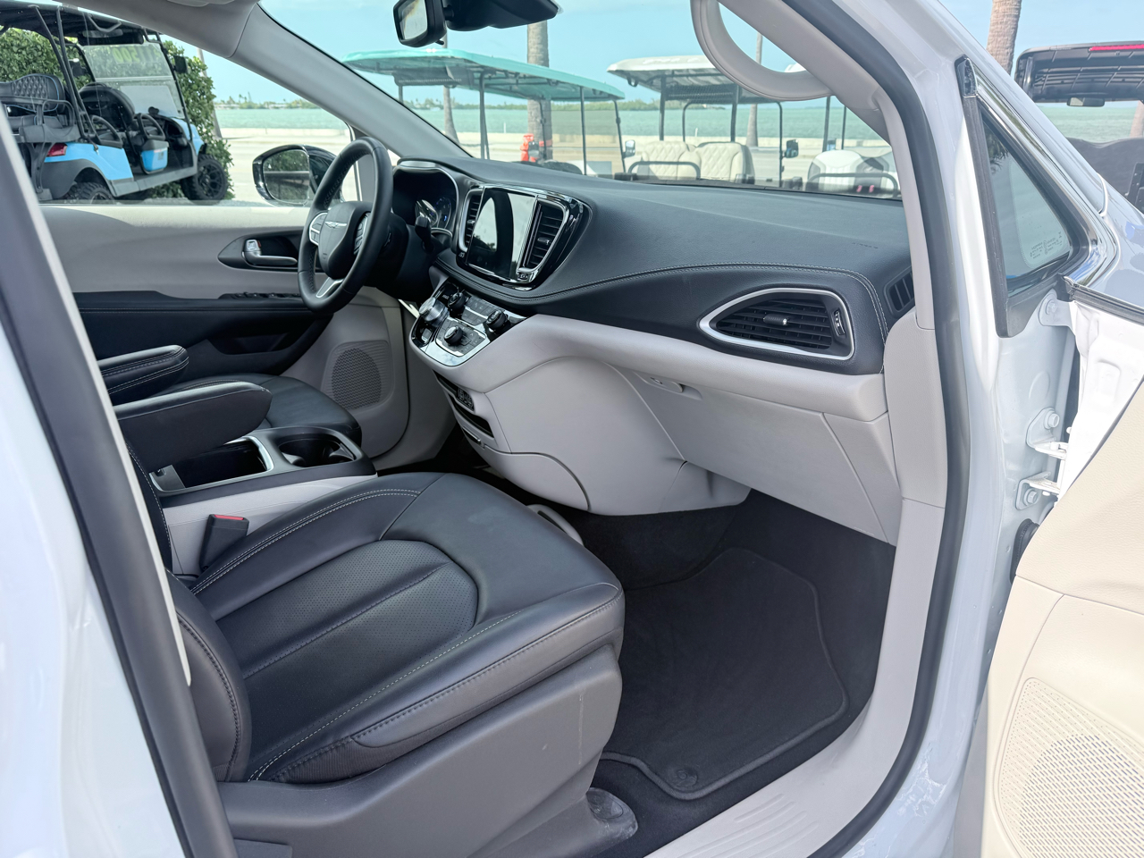 Chrysler Pacifica Touring L FWD 2024