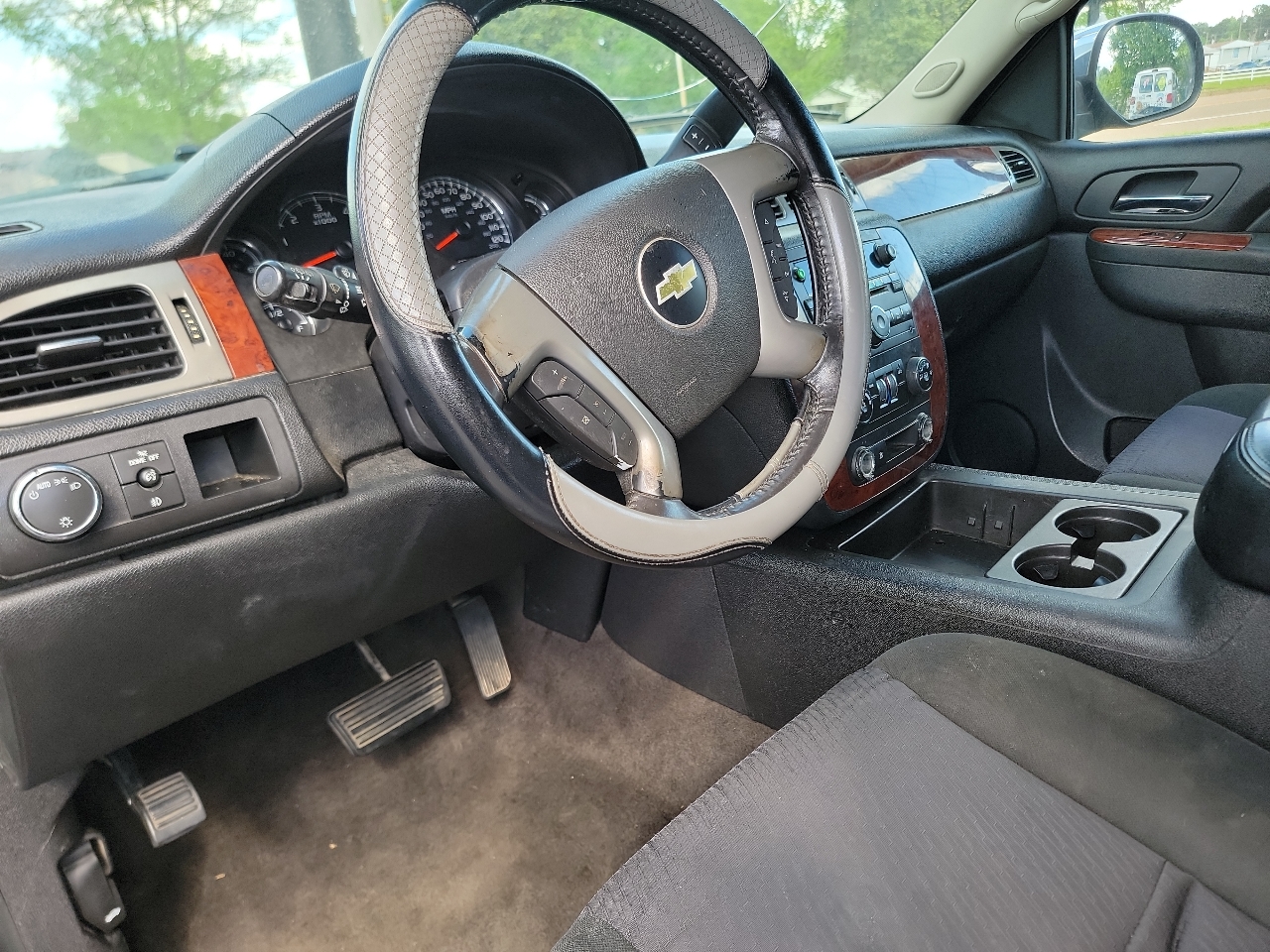 Chevrolet Suburban LS 1500 2WD 2011