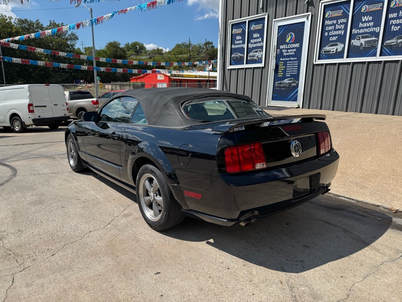 Ford Mustang GT Deluxe Convertible 2005 Ford Mustang GT Deluxe Convertible 2005