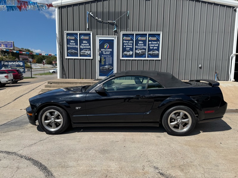 Ford Mustang GT Deluxe Convertible 2005 Ford Mustang GT Deluxe Convertible 2005