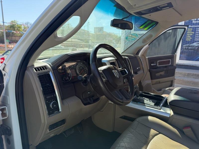 RAM 1500 4WD Crew Cab 140.5" Laramie 2011