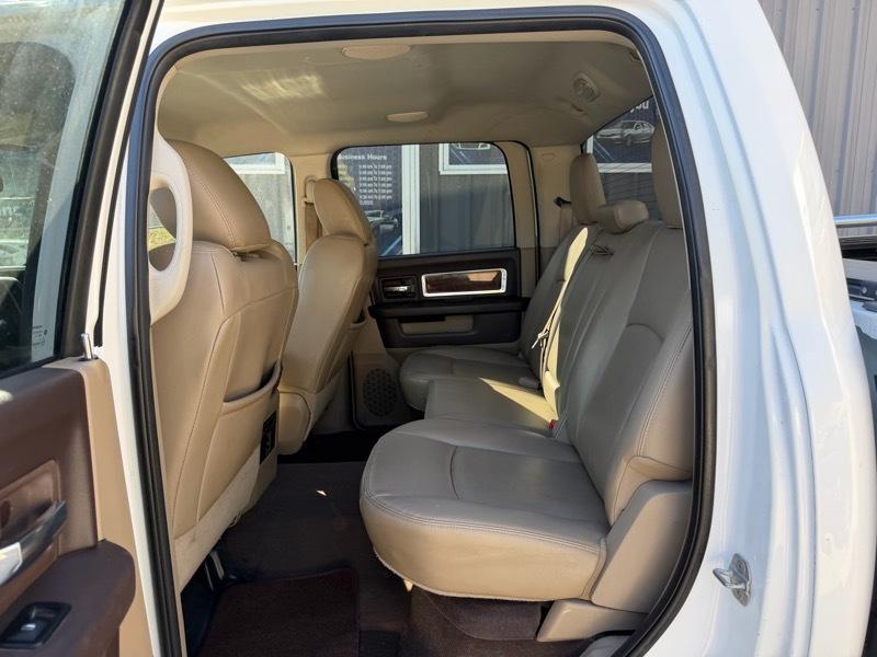 RAM 1500 4WD Crew Cab 140.5" Laramie 2011