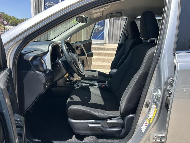 Toyota RAV4 LE FWD 2018