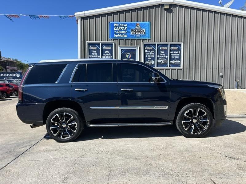 Cadillac Escalade Luxury 2WD 2017