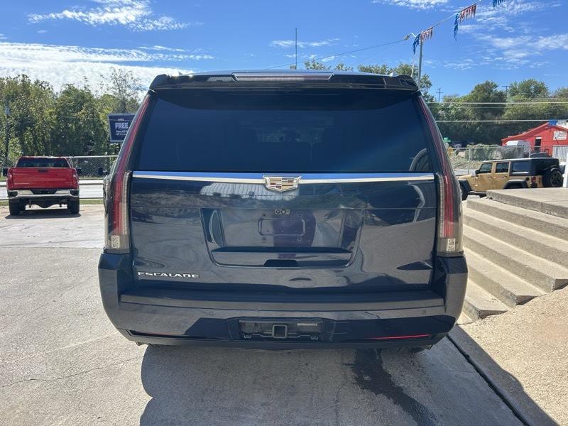 Cadillac Escalade Luxury 2WD 2017