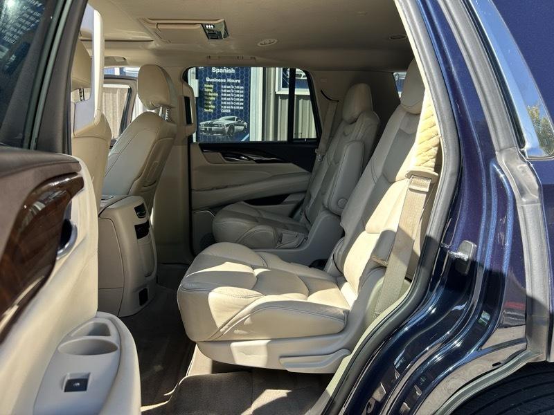Cadillac Escalade Luxury 2WD 2017