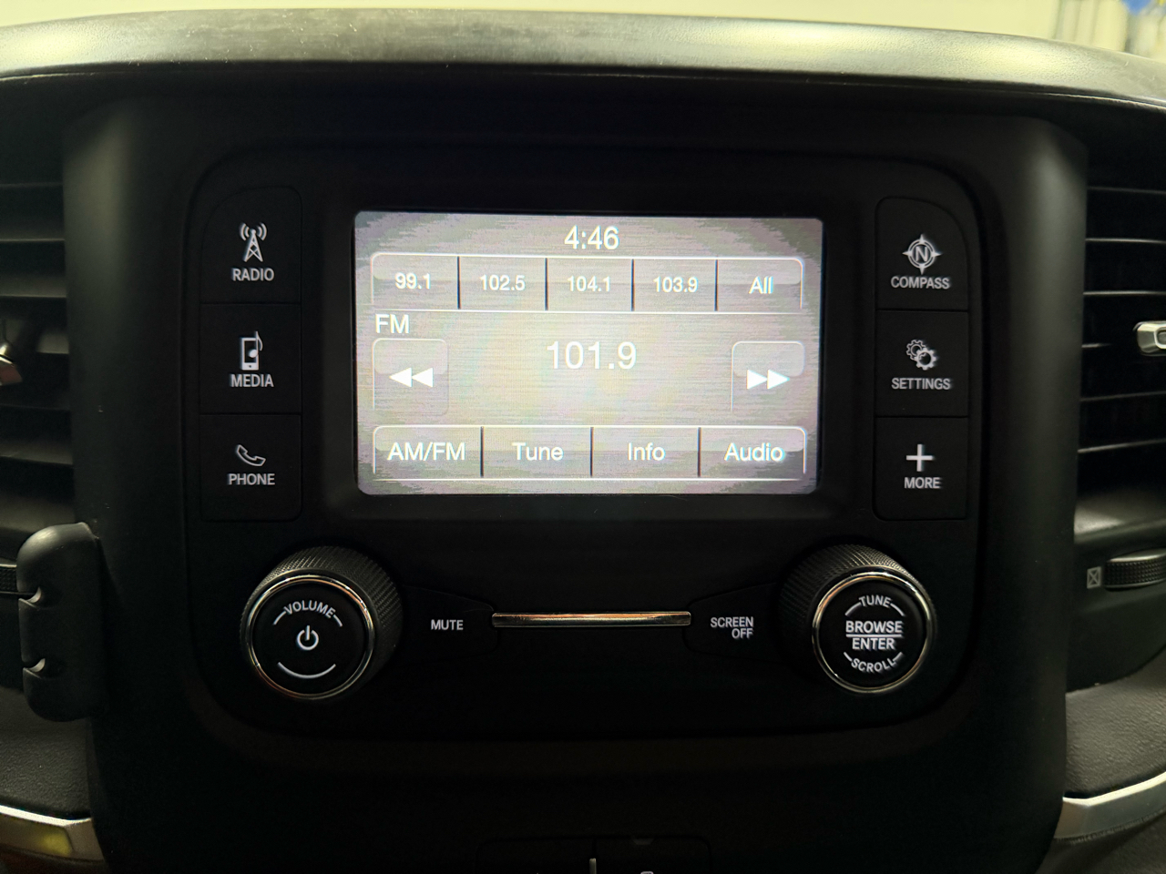 RAM 2500 Big Horn 4x4 Crew Cab 8' Box 2021