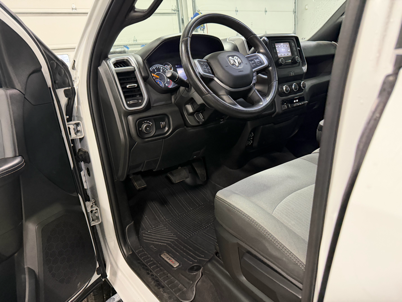 RAM 2500 Big Horn 4x4 Crew Cab 8' Box 2021