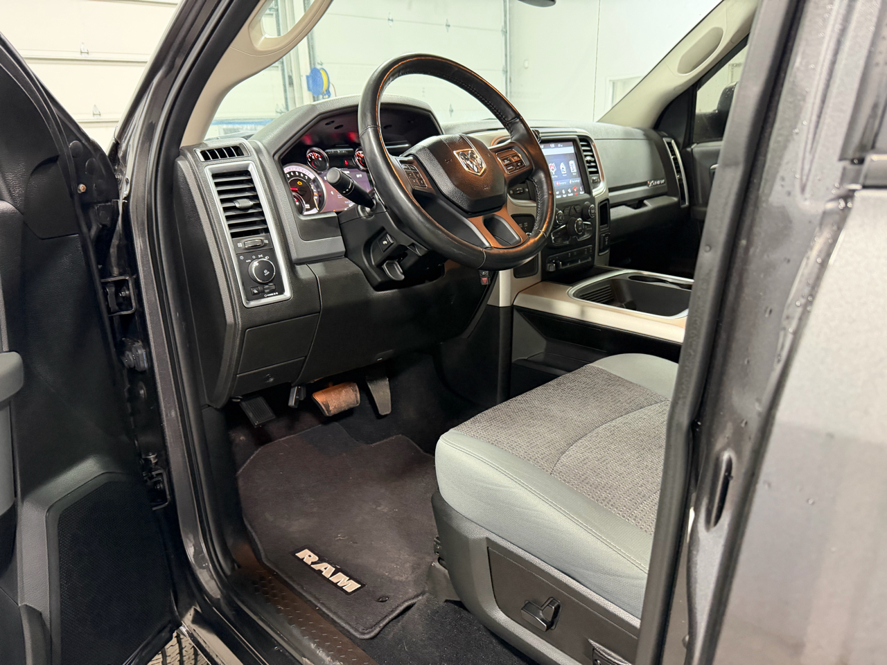 RAM 3500 Big Horn 4x4 Crew Cab 8' Box 2018